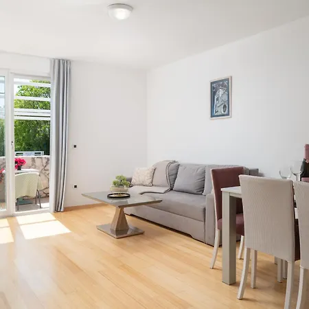 Sunny With Pool Access Apartment Zadar