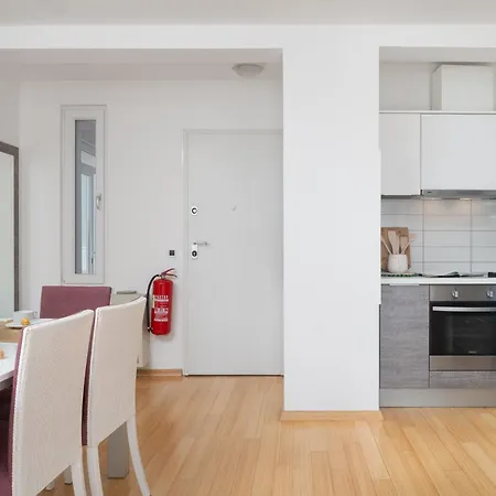 Apartment Sunny With Pool Access