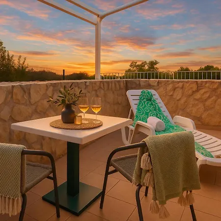 Apartment Sunny With Pool Access Zadar