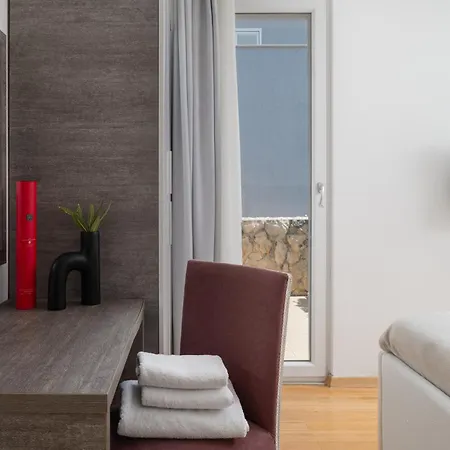 Sunny With Pool Access Apartment *
