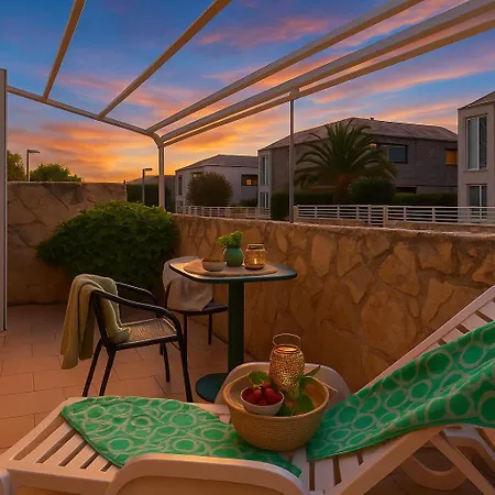 Apartment Sunny With Pool Access