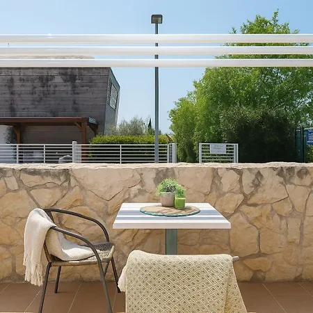 Sunny With Pool Access Apartment *