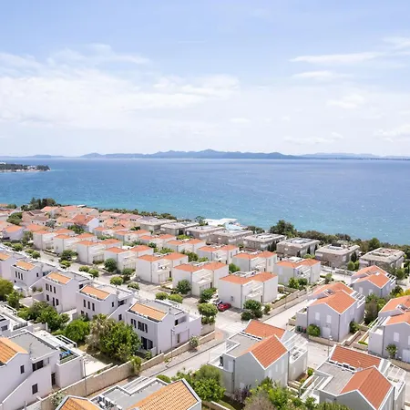 Sunny With Pool Access Apartment *