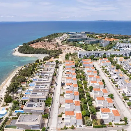 Sunny With Pool Access Apartment Zadar