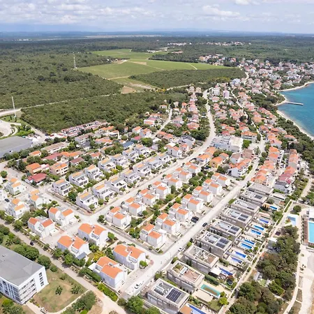 Apartment Sunny With Pool Access Zadar